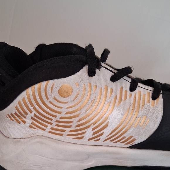 Nike Team Hustle D9 Mid Black Metallic Gold Basketball Shoes Size 5Y - Picture 7 of 7